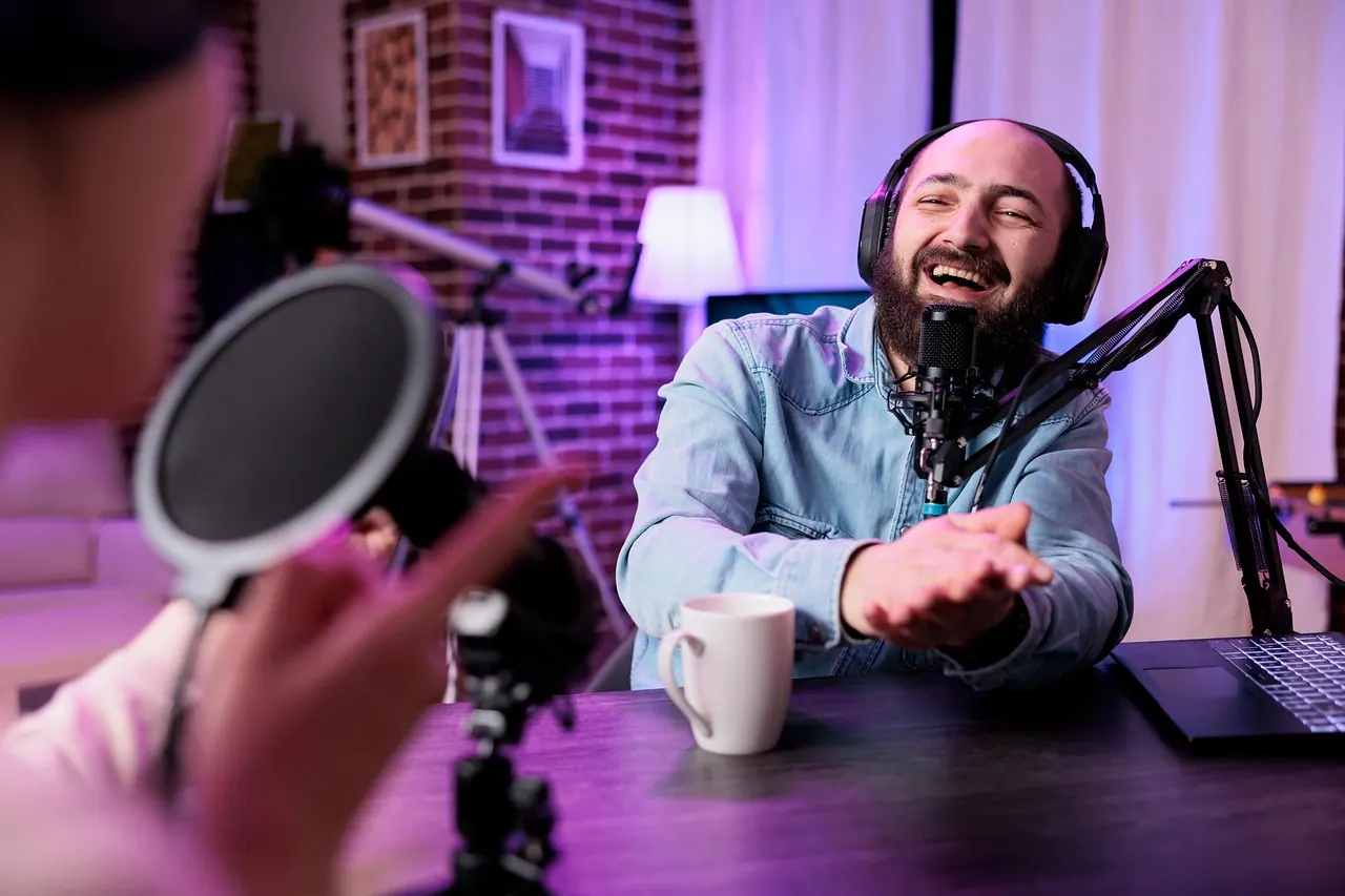 podcast, video, broadcast, record, recording, computer, livestream, live, blog, streaming, blogger, influencer, vlogger, presenter, production, online, microphone, entertainment, c