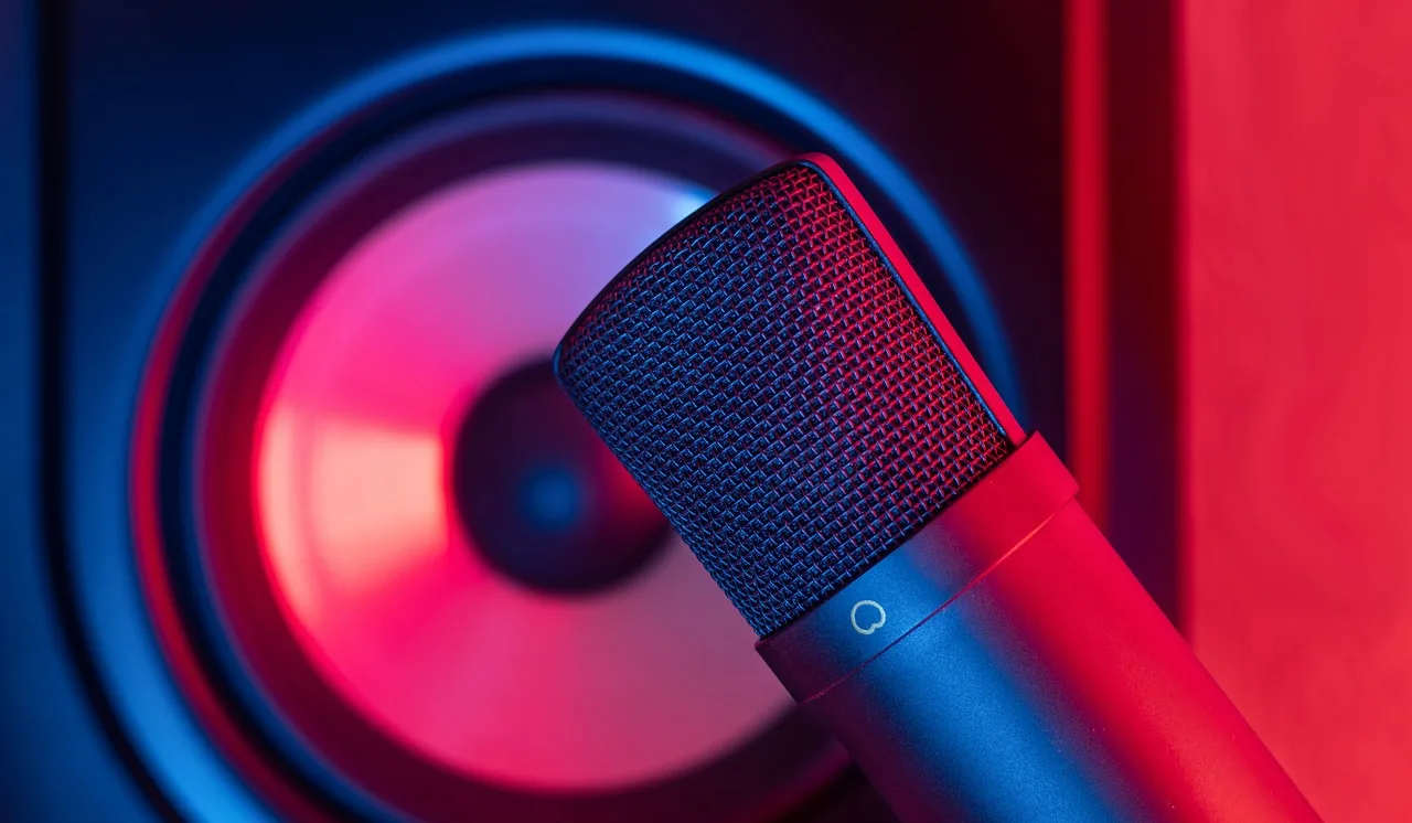 donations keeps me going, microphone, audio, volume, studio, music, radio, equipment, technology, entertainment, media, recording, podcast, mic, miruth, podcast, podcast, podcast, podcast, podcast, mic. Shared-space recording problems for online creators